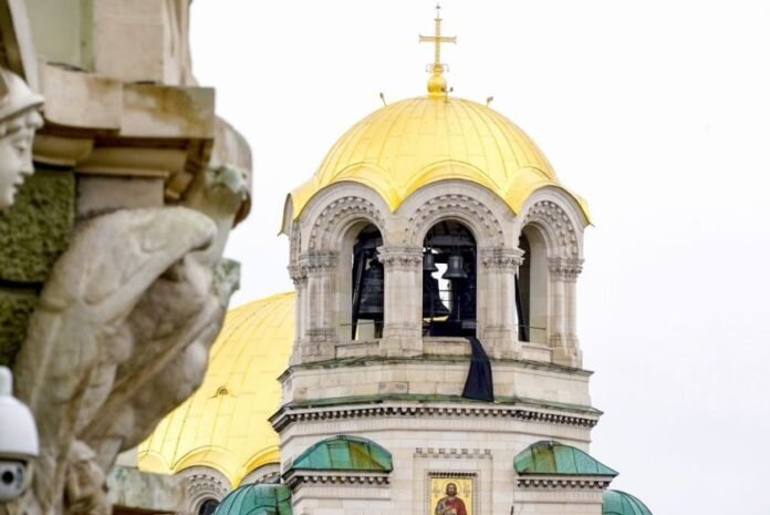 Близо 13 часа продължи поклонението пред патриарх Неофит - Близо 13 часа продължи поклонението пред патриарх Неофит - По света и у нас