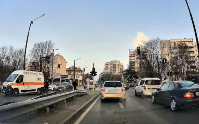 Шофьор блъсна дете на пешеходна пътека пред училище в кв.