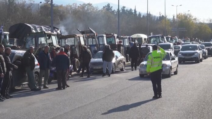 Протести в Гърция: Земеделци отново блокираха граничния пункт „Кулата –