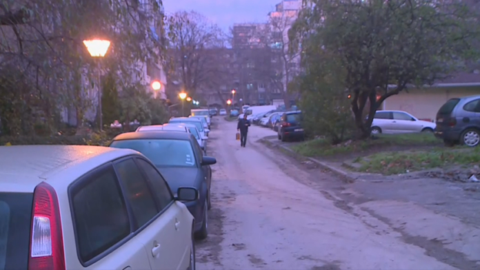Варненски абсурд: Паркирани автомобили затрудниха сметоизвозването в район "Младост" -