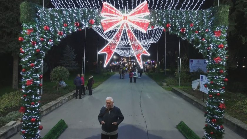 Коледният дух завладя Шумен: Празнични събития и настроение в града | Новини от България и Света Коледният дух завладя Шумен: Празнични събития и настроение в града