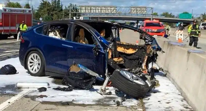 Най-малко 15 души загинаха при инциденти с електромобили Tesla заради заключени врати | Новини от България и Света Най-малко 15 души загинаха при инциденти с електромобили Tesla заради заключени врати