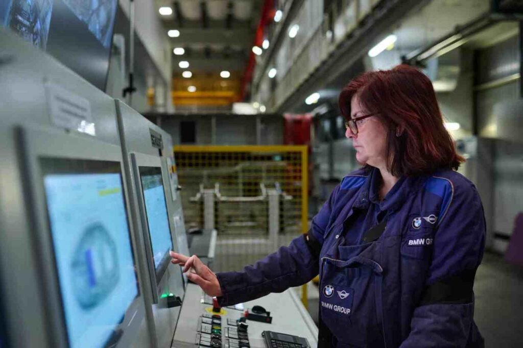 BMW трансформира завода в Мюнхен за Neue Klasse, новият i3 стартира производство през 2026 г. | Новини от България и Света BMW трансформира завода в Мюнхен за Neue Klasse, новият i3 стартира производство през 2026 г.