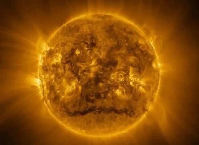 Космическият апарат Parker Solar Probe картографира невидимата част на Слънцето Космическият апарат Parker Solar Probe картографира невидимата част на Слънцето по време на най-голямата му активност