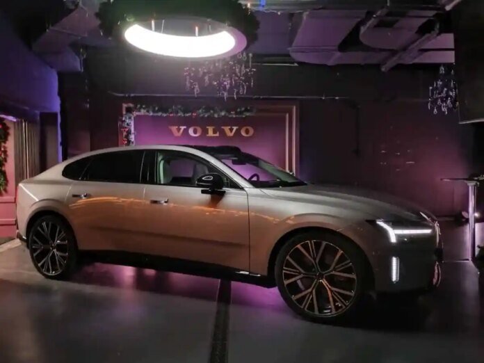 Новото Volvo ES90 изненадващо кацна в България – 700 км Новото Volvo ES90 кацна изненадващо в България – 700 км пробег и първа продажба още на премиерата