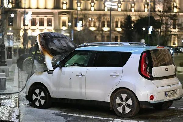 Пожар до „Александър Невски“: електрически автомобил разкрива уязвимост на старите Пожар до „Александър Невски“: електромобилът, който се запали, разкри най-слабото звено на старите EV модели
