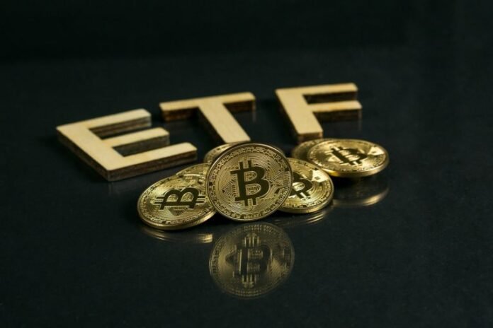Потокът към Биткойн ETF-ите променя динамиката на предлагането в криптовалутите Потокът към Биткойн ETF-ите променя динамиката на предлагането в криптовалутите