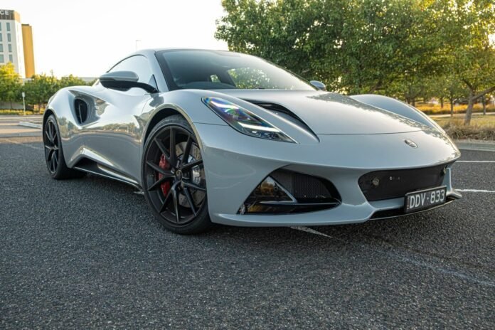 Lotus Emira Turbo SE завладява пистата и сърцата на автомобилните <p><strong>Lotus Emira Turbo SE завладява пистата и сърцата на автомобилните ентусиасти</strong></p>